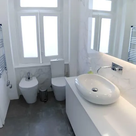 Charming Light-filled Spacious דירה