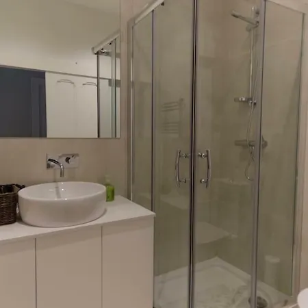 דירה Charming Light-filled Spacious ליסבון