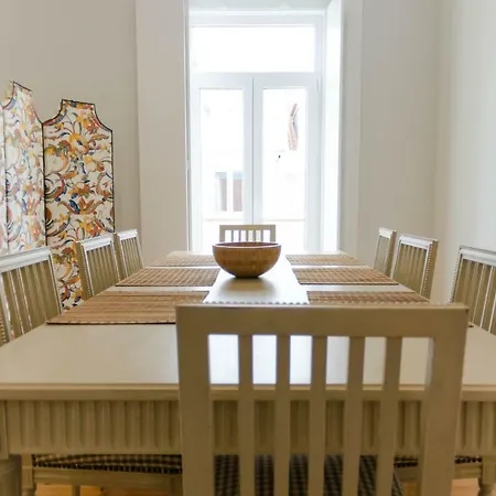Charming Light-filled Spacious ליסבון