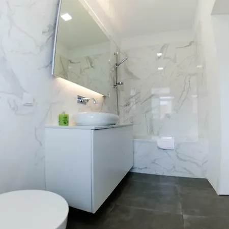 Charming Light-filled Spacious דירה *